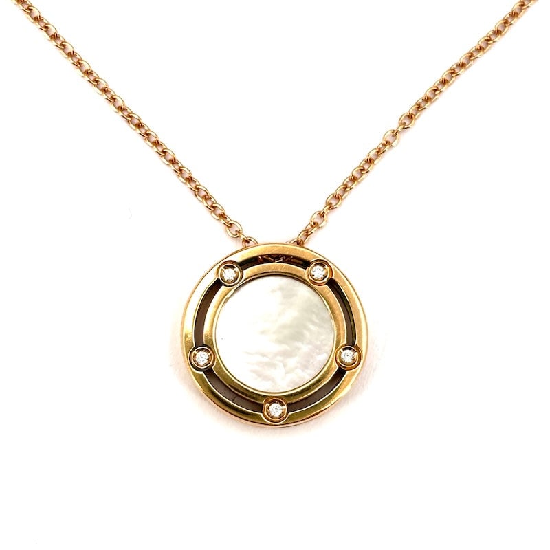 Damiani D Side pendant, mother of pearl, rose gold and brilliants; 5.56 gr.: Iconic Damiani D Side pendant in 18 kt rose gold and white mother-of-pearl, and with diamonds, with an essential and unmistakable design. Damiani chain included. Full set, with original box and warran