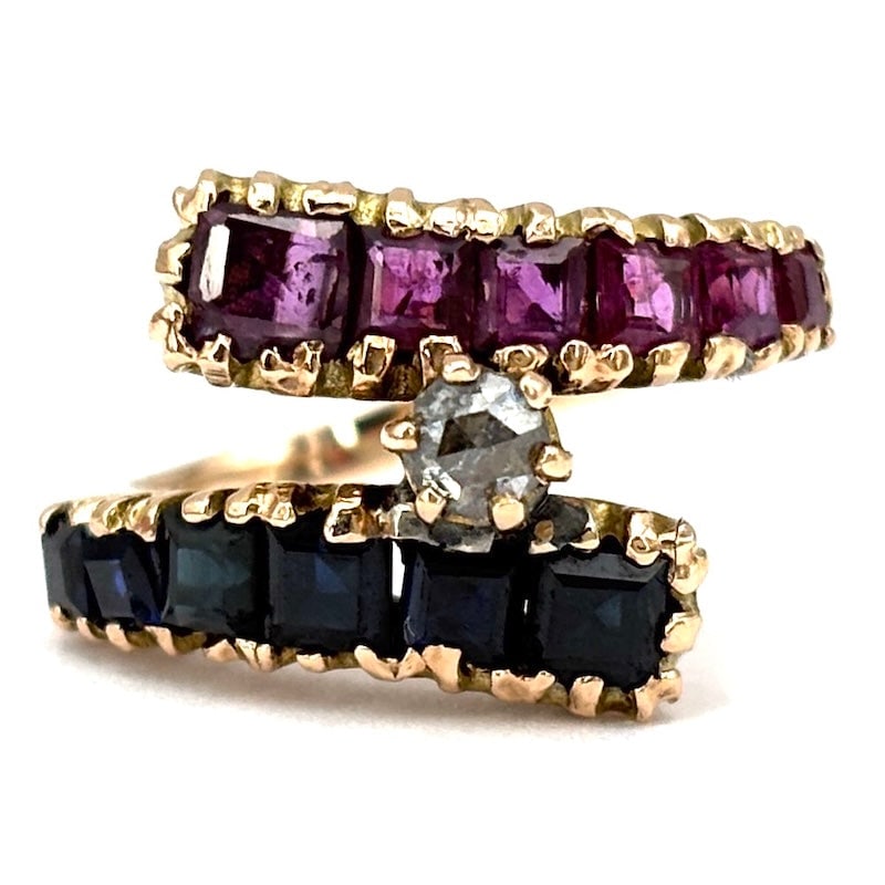 Vintage contrarie ring, sapphires, rubies, diamond, rose gold; 3.96 gr.: Beautiful vintage contrarie ring, in 9 kt rose gold, sapphires and rubies with various square cuts and central rose coronet. The contrarie design of the wraparound "snake" pattern is charismatic and h