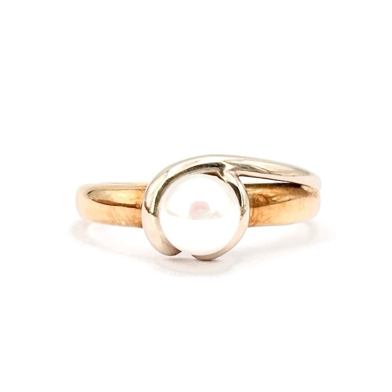Vintage pearl ring, gold; 2.73 gr.: Understated, graceful retro style pret a porter jewelry! Vintage yellow gold ring with central Japanese Akoya pearl on soft, smooth old school white bezel, super chic! Our company's certification is a