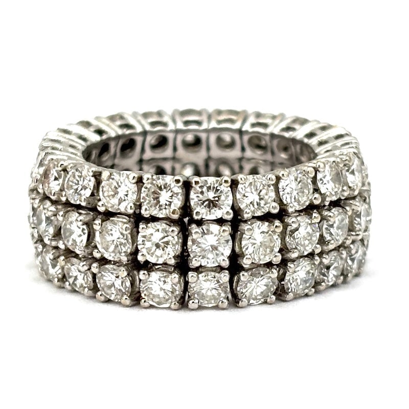 White gold and diamond trilpo eternel ring - 4.50-4.70 ct; 9.38 gr. Size 12: A sparkling and dreamy fairy tale! Enchanting, enchanting, triple white eternelle ring in triple riviere variant of truly ultra brilliant solitaires! Important carat and extraordinary light effect! So