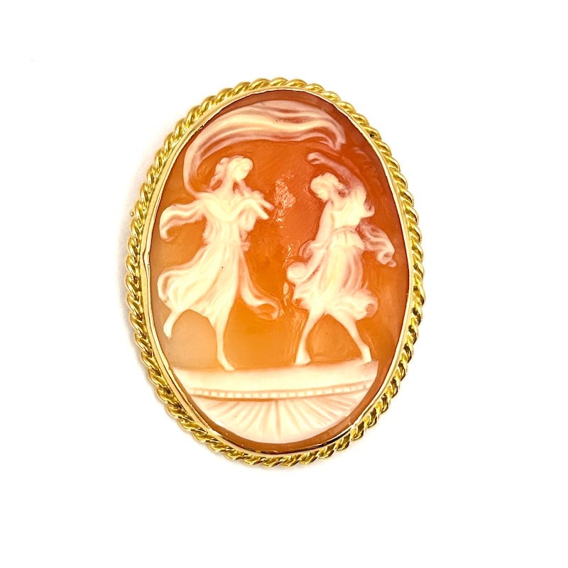 Pendant brooch cameo handmaidens and gold cord; 10.05 gr.: Taste of old-fashioned romance for this fabulous vintage pendant-pin with hand-engraved cameo on carnelian shell, themed Dancing Handmaids. An artistic old school gem, mounted on 18 kt yellow gold cor