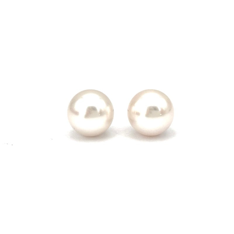 Akoya pearl lobe earrings 8-8.5 mm and white gold; 2.2 g: Indispensable and essential Japanese Akoya pearl lobe earrings, 8-8.5 mm in diameter, mounted on 18 kt white gold. Pin and butterfly as back. Timeless femininity and pret a porter, for a simple earrin