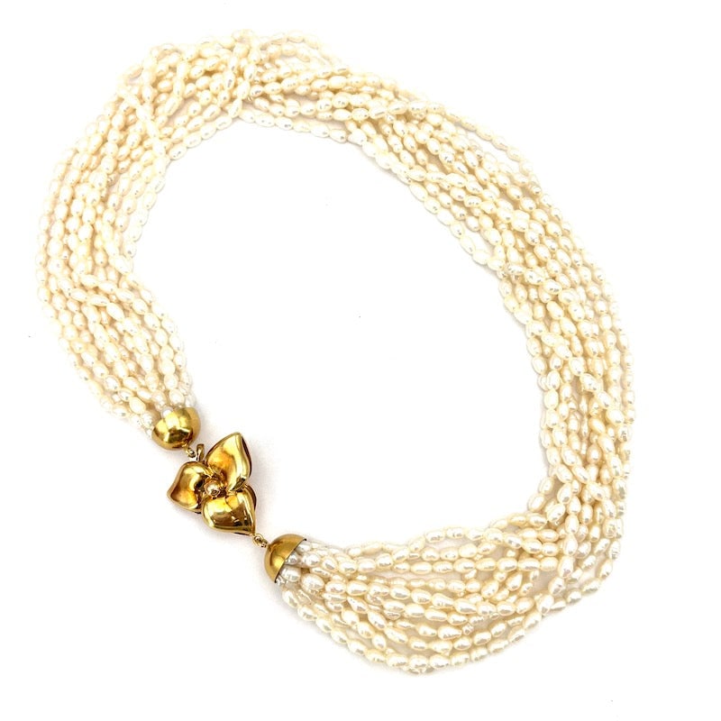 Torchon necklace 11 strands microbeads and gold clover - 48 cm; 108.5 gr.: Scenic and very important 11-strand freshwater pearl torchon necklace with stunning 18 kt yellow gold clover clasp and chaplets. An enveloping embrace of whiteness! Our company's certification is avai