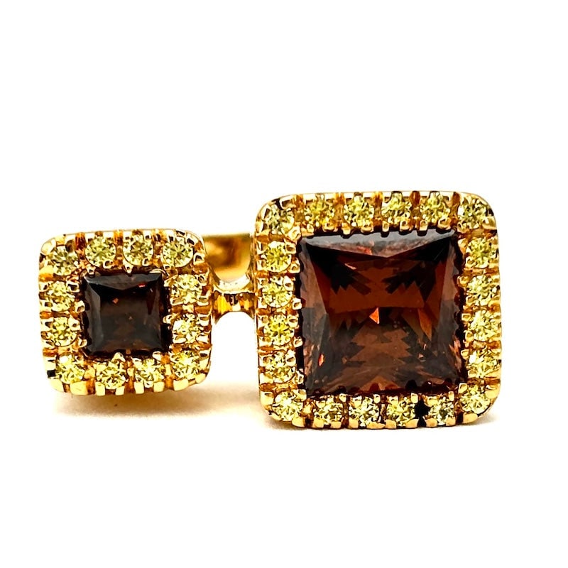 Ring design double square quartz, heliodors and yellow gold; 5.07 gr.: Design with decisive and futuristic femininity, contemporary and warm! Ring in 18 kt yellow gold, with square brown quartz surrounded de yellow heliodors! A marvel of square frame with super fashionab