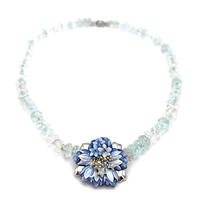 Gabriella Rivalta aquamarine and enameled flower necklace - 53 cm; 68.27 gr.: Extraordinary occasion in shades of blue! Faceted aquamarine rondelle necklace with important central gold enameled flower brooch by Gabriella Rivalta, with stars of diamonds. For the woman who loves
