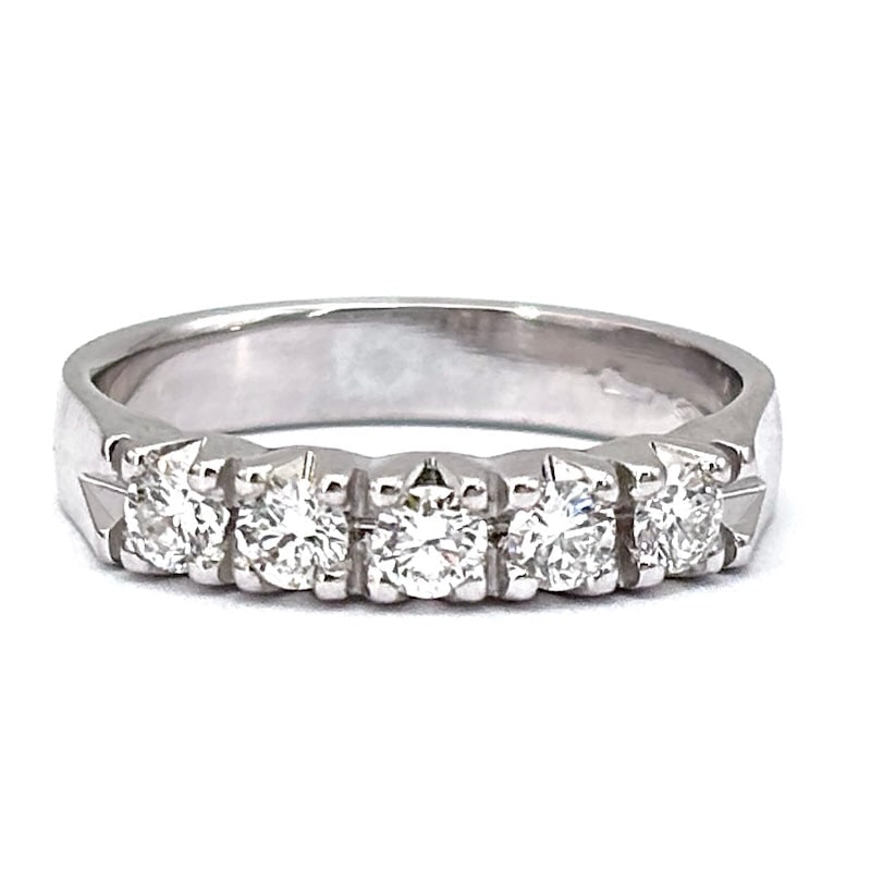 Riviera ring brilliants and white gold - 0.52 ct; 4.16 gr: A very classic, very white riviera! Ring true, white, immortal, universal and eternal! 18 kt white gold riviera ring with 5 brilliants for 0.52 ct total. A timeless, most precious, sparkling ring, a u