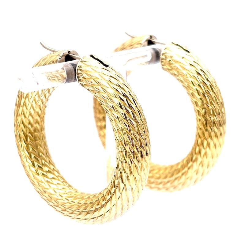Yellow gold hoop earrings, thick, quilted; 14.37 gr - 4.2 cm: The immortal gold hoop earrings in a big size, thick, domed and quilted effect version! Large 18 kt yellow gold rings 4.2 cm long. Ring thickness measures 0.8 cm. Interlocking pin closure. A classic l