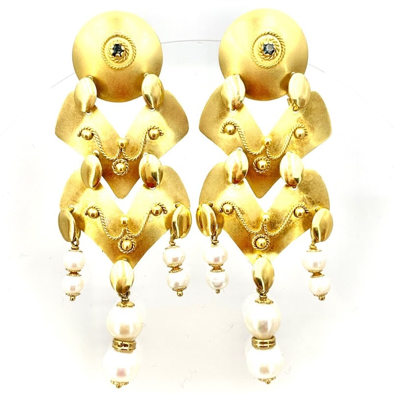 Vintage pendant earrings, chandelier, pearls and gold - 7 cm; 17.45 g: Fabulous one-of-a-kind vintage handcrafted chandelier pendant earrings, flavor between Bourbon and bohemian, with enchanting pearls, small sapphires and sublime workmanship, in 18 kt yellow gold. Exce