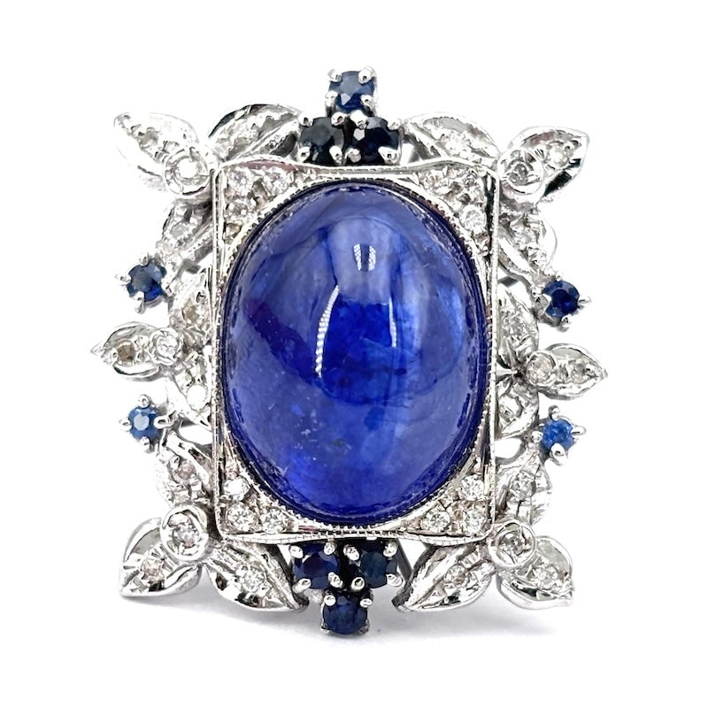 Masterpiece ring sapphire cabochon, brilliants, white gold; 12.82 gr.: A marvel of a sapphire and diamond ring at bargain price! 9 kt white gold maxi ring with beautiful and important central cabochon oval-cut sapphire framed by sublime composition of white brilliants an