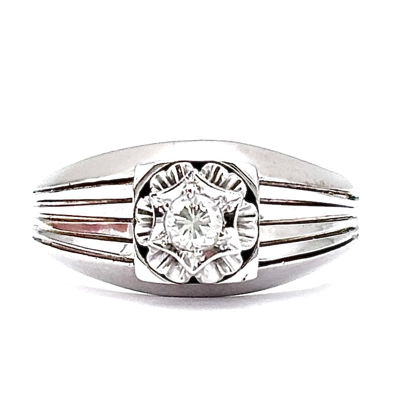Men's brilliant solitaire and white gold ring; 11.67 g: Beautiful vintage men's ring, 18 kt white gold, with central solitaire brilliant on star bezel and grooves front and shank side. Simplicity, grandeur and value in a distinctive combination, for a man