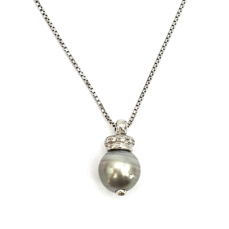 10 mm grey pearl, gold and diamonds pendant; 6.52 gr.: Delightful white gold pendant with grey akoya pearl and rhinestones, chain included. The must-have spotlight of pearl and diamonds in a pendant variant of formidable grey-pearl light effect! Our compa