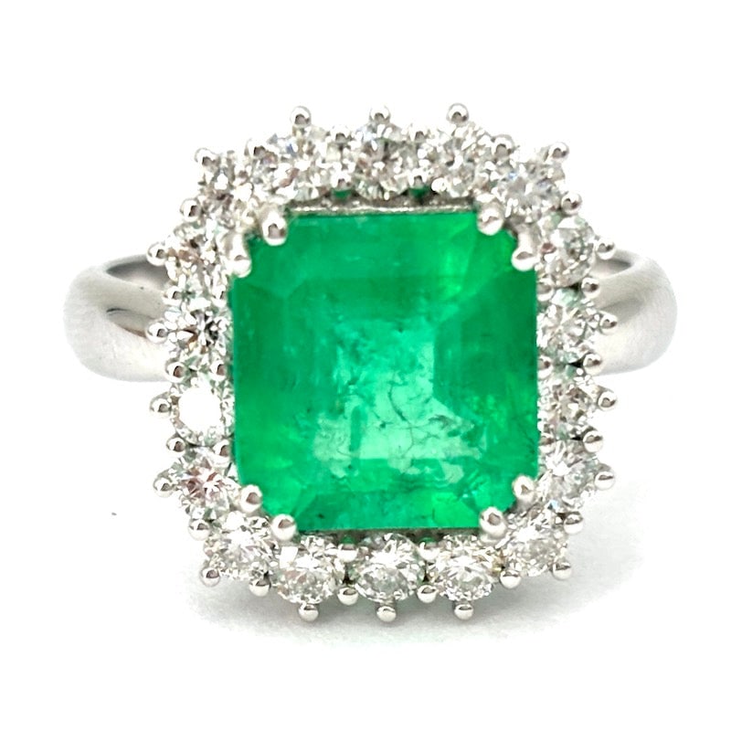 Masterpiece emerald-cut daisy ring, brilliants, gold; 5.85 gr - WOW!: CLAMORIOUS OCCASION of dreamy evergreen jewelry! Masterpiece daisy ring in 18 kt white gold with sensational emerald-cut emerald (saturated, vibrant and transparent!) and prominent perimeter