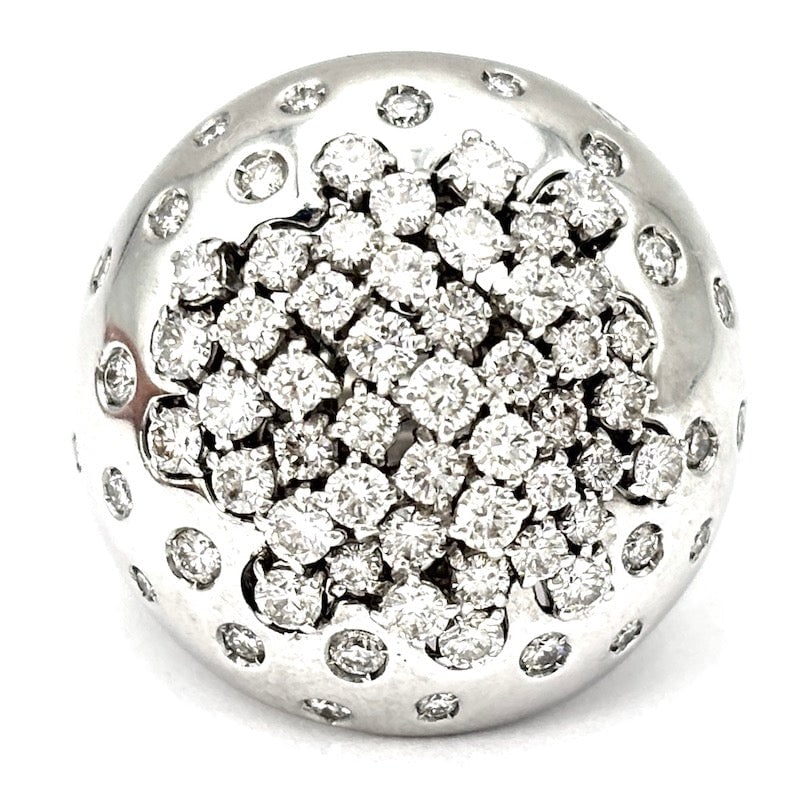Damiani Paradise ring brilliants and gold at half price! 1.77 ct- 15.54 gr: Stunning Damiani Paradise maxi diamond-studded dome ring in 18 kt white gold. Unmistakable, iconic, explosive and lumoinosissimo design. An exclusive, dreamy white jewelry piece by Damiani, offered