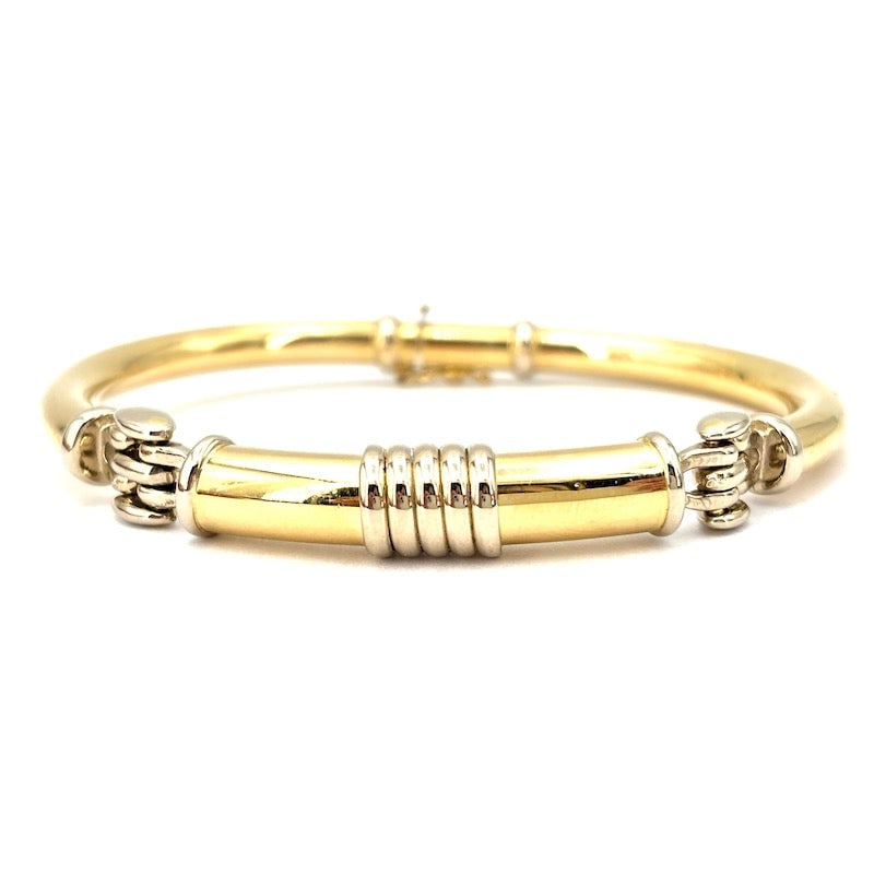 Rigid circle bracelet, yellow gold, with white gold joints and spirals; 19.9 gr.: Beautiful semi-rigid tube, smooth and mirrored circle bracelet in 18kt yellow gold with side chain joints and central white gold spiral. The ultimate refuge asset in a super fashionable, young and
