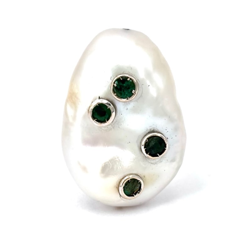 Australian baroque pearl and emerald ring; 10.10 gr.: Unusual, intense, enchanting white gold ring with exclusive 17-24 mm Australian baroque pearl and emeralds embellishing the rare and distinctive composition. Direct setting in the pearl mantle. A fair