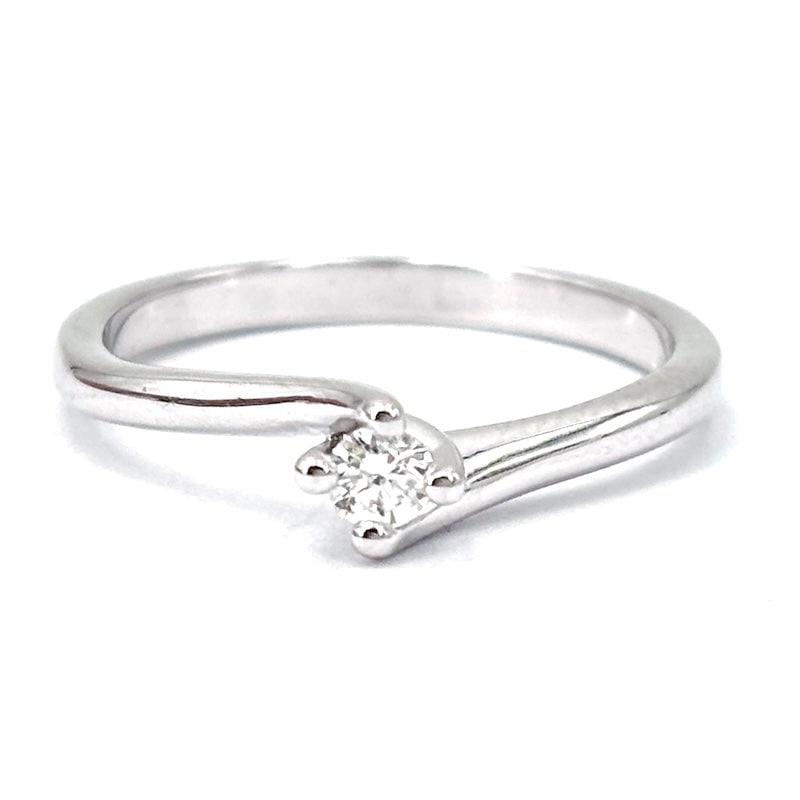 White gold solitaire ring, 0.10 ct; 2.59 gr.: Essential and timeless bargain solitaire ring in 18 kt white gold, mounted with 4 griffes Valentino pattern. Solitaire brilliant-cut diamond for 0.10 ct, G color and VS purity; 2.59 g is the ring's we