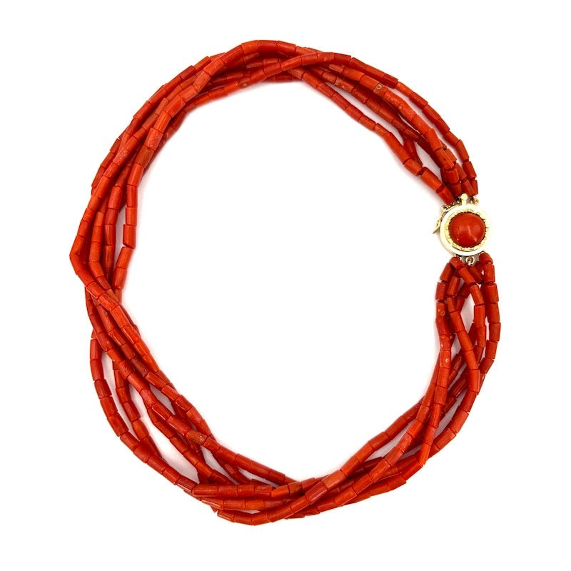 6-strand red coral and gold torchon necklace - 50.2 gr; 39 cm: Beautiful and sophisticated torchon choker necklace composed of 6 strands of natural red coral, in mini cylinders, with important vintage 18 kt yellow gold and coral clasp. A passionate red, at an inc