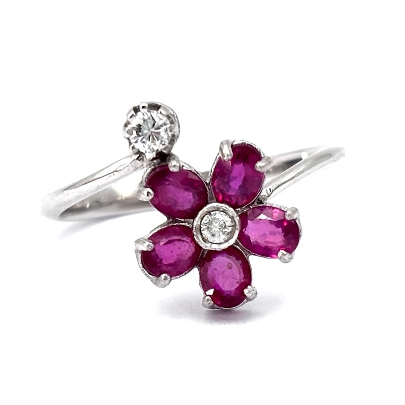 Contrarie flower ring rubies, diamonds and gold; 2.72 gr.: Graceful, enveloping and colorful value! Contrarie flower ring in white gold, rubies and rhinestones. Classic and feminine freshness at super price! Our company's certification is available for free,