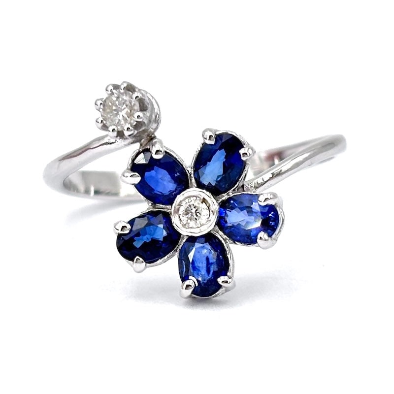 Contrarie ring flower sapphires, diamonds and gold; 2.63 gr.: Graceful, enveloping and colorful value! Contrarie flower ring in white gold, sapphires and rhinestones. Classic and feminine freshness at super price! Our company's certification is available for fre