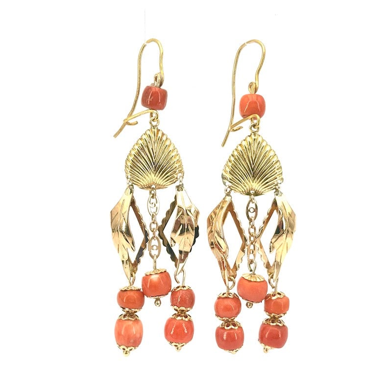 Coral and gold gypsy earrings, dangling - 7.2 cm x 1.4 cm; 12.14 g: A scenic and vexatious pair of vintage gypsy pendant earrings, with irregular miscellaneous cut natural corals, monatti on 18 kt yellow and rose gold. Closed back, fluted heart, carvings, openwork and