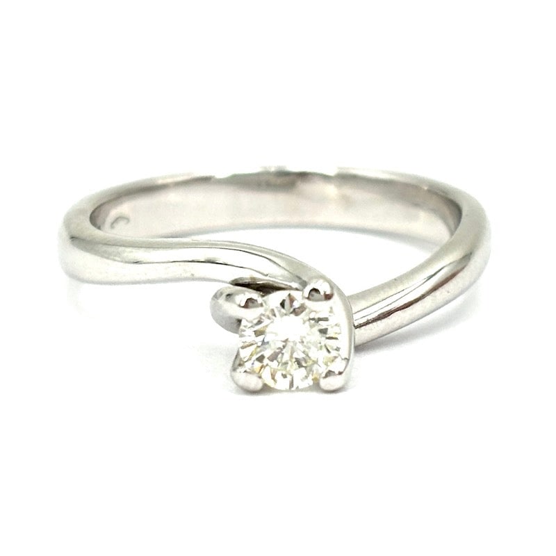 White gold solitaire ring, 0.35 ct; 4.54 gr.: Essential and eternal bargain solitaire ring in 18 kt white gold valentine model. Solitaire brilliant-cut diamond for 0.35 ct, G-VS color; 4.54 g is the weight of the ring. The jewel s tangible symbol