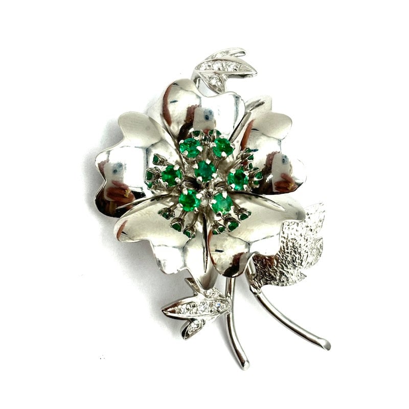 White gold and emeralds flower pendant; 13.7 gr.: Masterful and sculptural maxi flower and leaf pendant, egregiously crafted in 18 kt white gold with central emerald nectar. A bargain jewel of unparalleled beauty! Our company's certification is avail