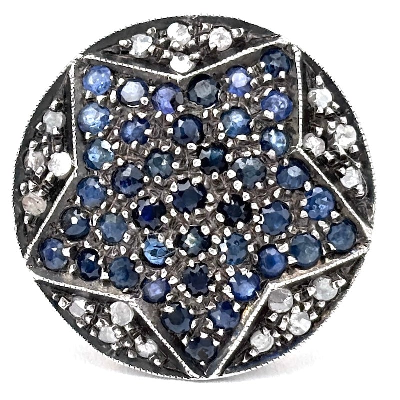 Circular style patch ring, star sapphires, diamonds; 5.77 gr.: Vehement vintage circular patch ring proposal demode! Jewel in style in 14 kt yellow gold with star of sapphires and diamonds mounted on silver. A unique piece of jewelry with timeless retro taste,