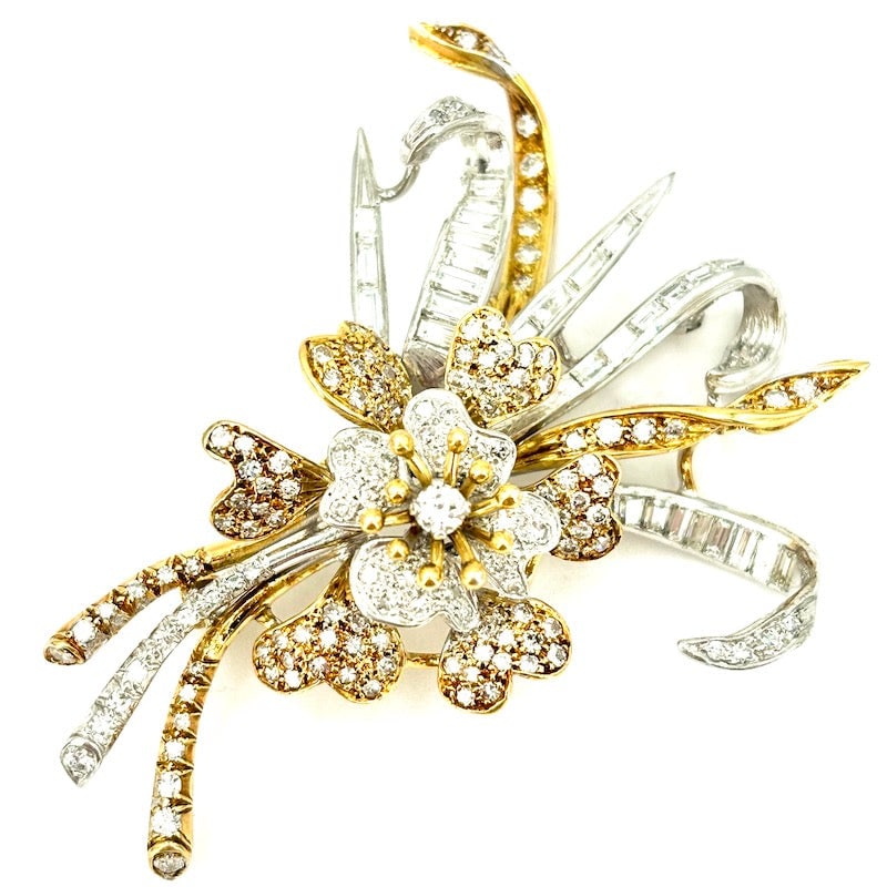 1950s vintage masterpiece brooch, flower drape, two-tone gold and diamonds; 23.3 gr.: Disruptive and masterful 1950s vintage brooch, draped with flower and foliage, egregiously crafted in 18 kt yellow and white gold and with a riot of masterfully composed diamonds in various cuts. A ro
