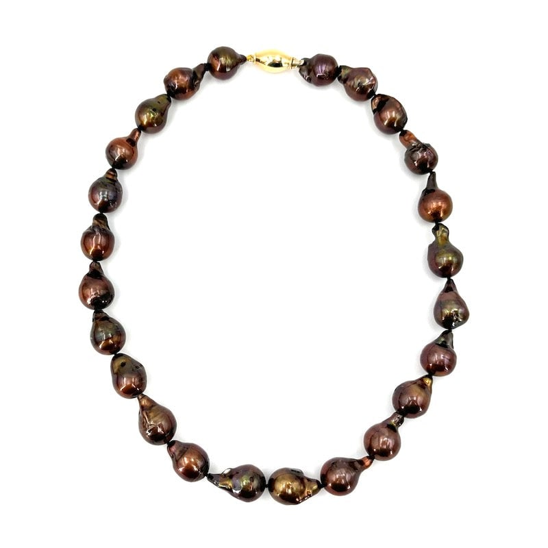 Brown baroque pearls and yellow gold necklace; 66 gr - 43 cm: A beauty of baroque, imperfect brown sea pearl choker necklace with 18 kt yellow gold mirrored clasp. Unusual, deep and warmly hued pearl necklace! Our company's certification is available for free, u