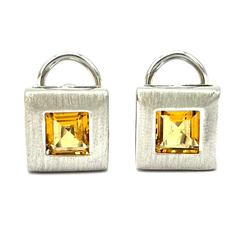 Square hydrothermal citrine quartz and white gold lobe earrings - 1.1 cm; 6.53 g: Essential, sunny and fashionable! Contemporary square lobe earrings, framed in 18 kt white gold, with carat hydrothermal citrine quartz stones. Back with stud and clips. Super comfortable and super fa