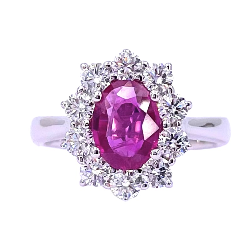 Daisy ring ruby and brilliants ; 5.27 gr.: The timeless and regal class of the daisy model ring is offered here in a very refined, intense and magnificent 18 kt white gold jewel, with a centerpiece of sensational ruby surrounded by bright diam