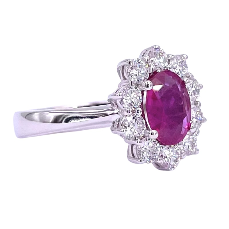 Daisy ring ruby and brilliants ; 5.27 gr. - 2