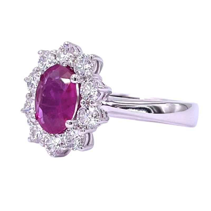 Daisy ring ruby and brilliants ; 5.27 gr. - 4