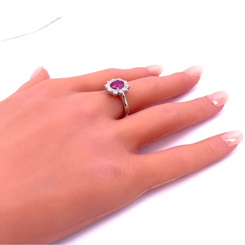 Daisy ring ruby and brilliants ; 5.27 gr. - 5