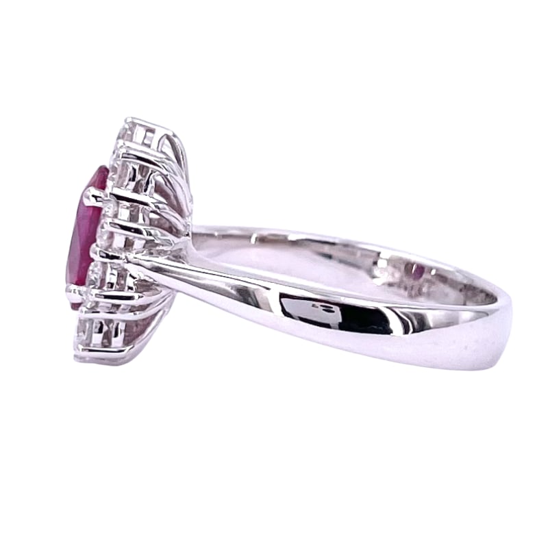 Daisy ring ruby and brilliants ; 5.27 gr. - 6