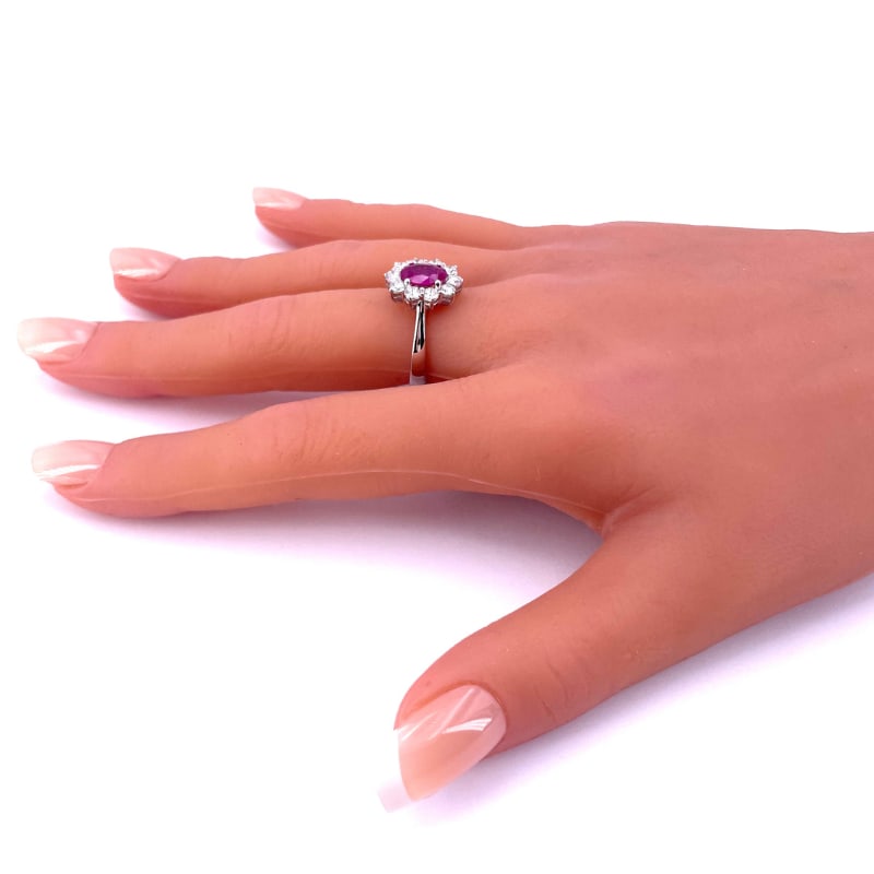 Daisy ring ruby and brilliants ; 5.27 gr. - 7