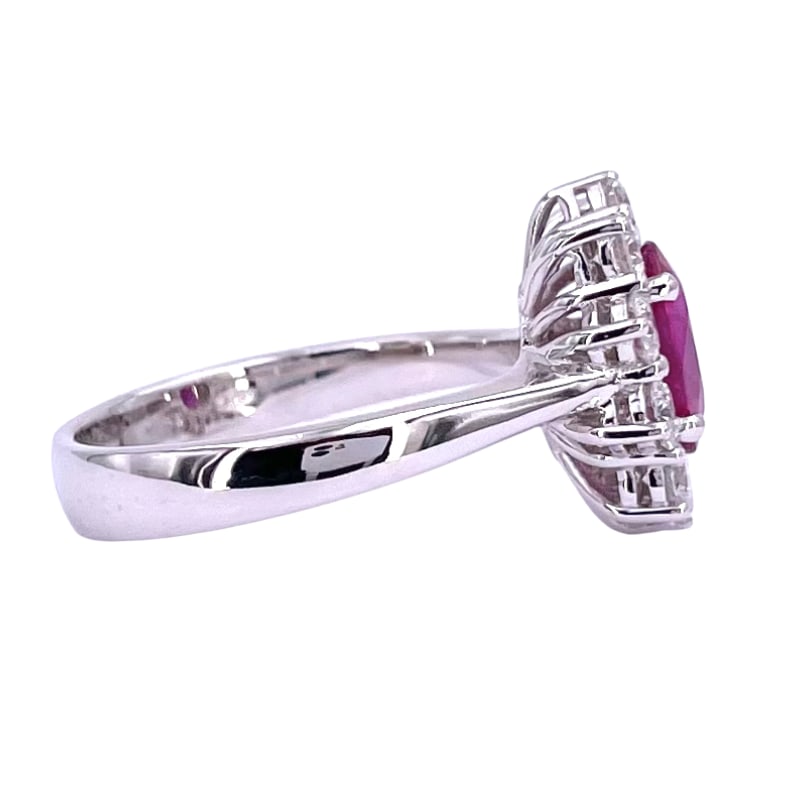 Daisy ring ruby and brilliants ; 5.27 gr. - 8