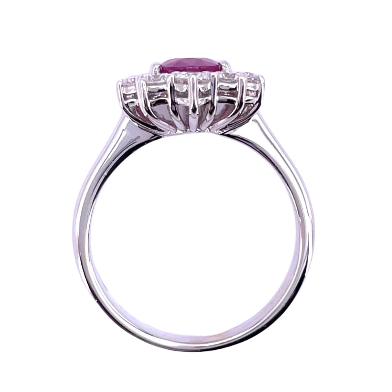 Daisy ring ruby and brilliants ; 5.27 gr. - 9