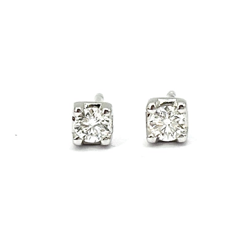 Brilliant solitaire and gold spotlight earrings - 0.25 ct; 1.27 gr.: Bright, immortal, classic 4-riffle mounted spotlight earrings in 18 kt white gold with 0.25 ct total diamonds FG color, VS purity. Back with post and butterfly. Unmissable. Our company's certification