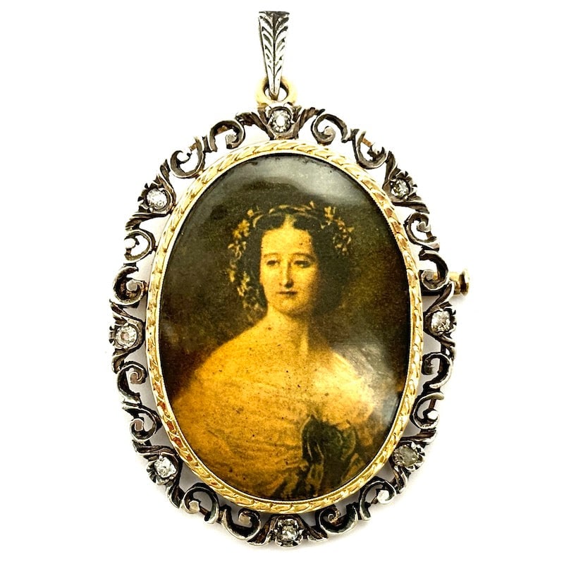 Antique brooch/pendant, with checkers print, gold and diamonds mounted on silver; 13.11 gr.: Stunning, ineffable and magical unique antique piece at a super value for money! Vintage pendant/brooch from the 1930s-1940s, with portentous antique photographic print of a noble lady. Charm, artistr