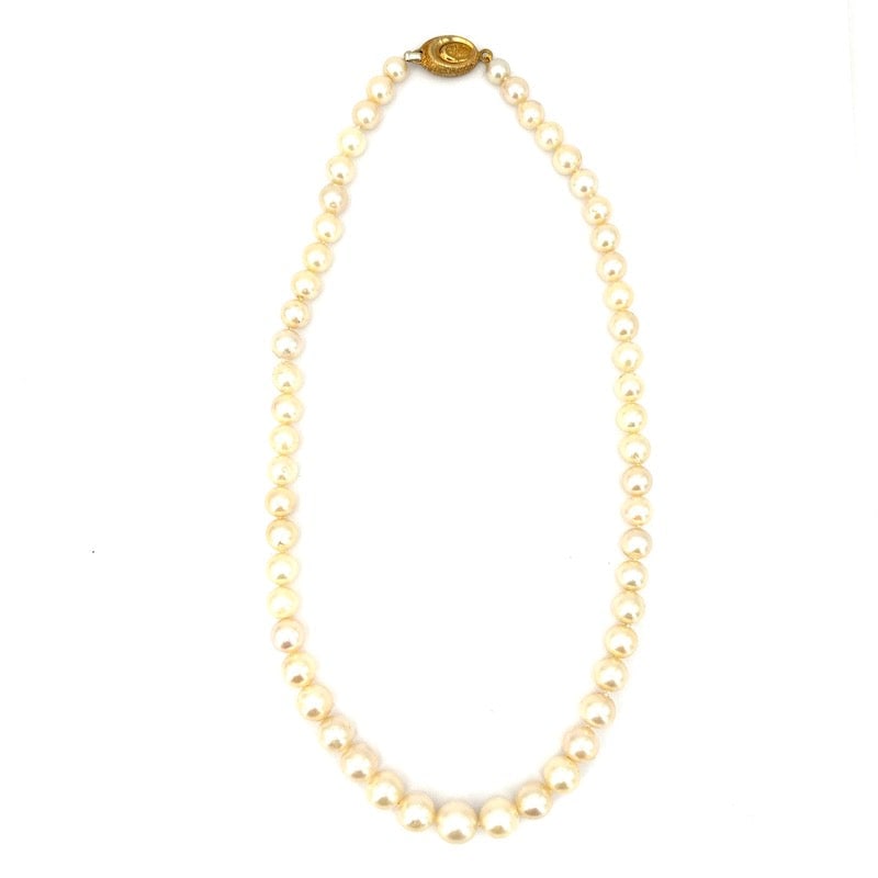 Scaled pearl necklace, yellow gold clasp; 44.61 gr - 47 cm: A delightful choker necklace of imperfect and beautiful scaled Akoya pearls with precious 18 kt yellow gold clasp worked with diamond effect. A piece of jewelry with universal grace at a truly unrepea