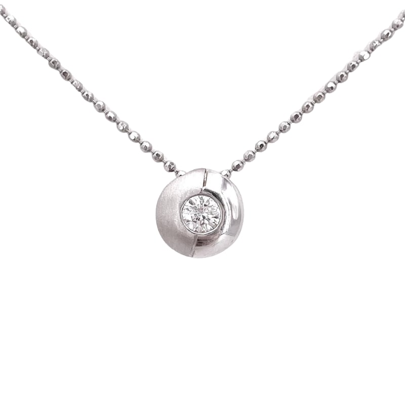 White gold circular dot light pendant with collier balls; 0.15-0.20 ct; 3.75 gr.: Classic 18 kt white gold point light pendant with 0.15-0.20 ct total diamonds and circular bezel with contemporary polished/satin finish design. Unmissable, at an exceptional value for money, absolute