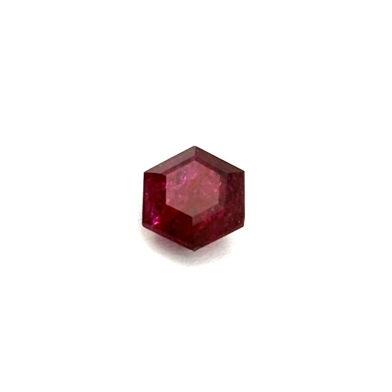 Ruby loose stone, hexagon - 1.44 ct: Vibrant natural hexagon-cut ruby loose gemstone, showcasing lively red tones and precise faceting. Untreated and in outlet condition, it is ideal for a custom jewelry creation or curated gemstone coll