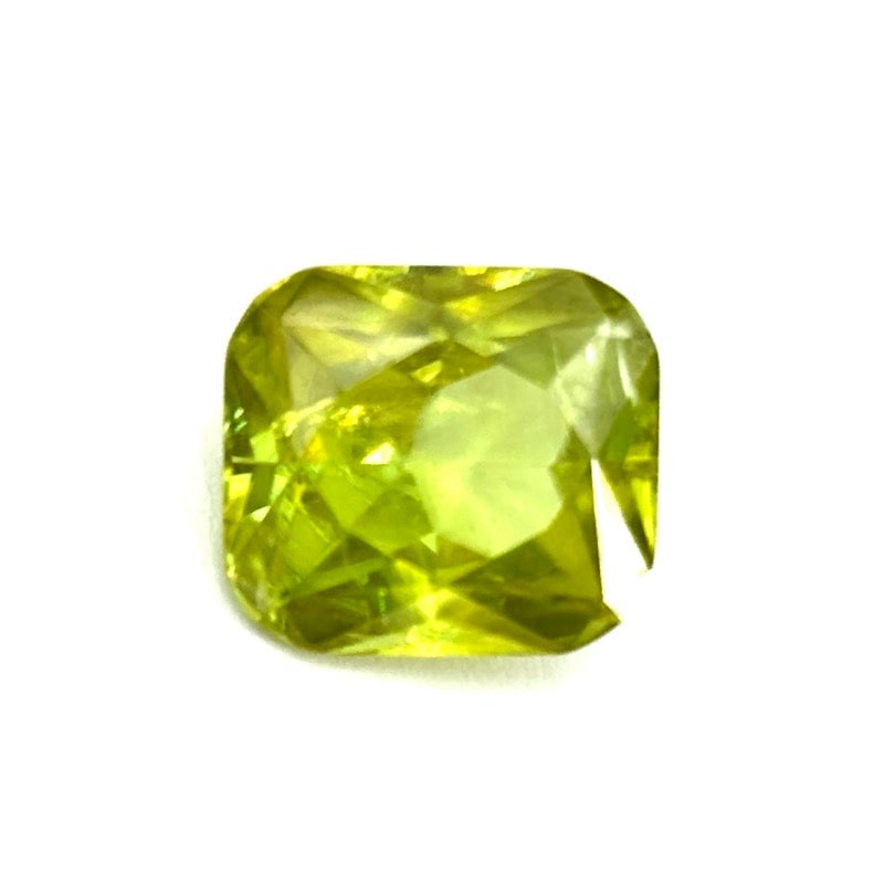 Sfene, loose stone, cushion - 5.49 ct: Striking loose titanite gemstone with a cushion faceted cut, revealing lively brilliance and natural clarity. Perfect for custom jewelry projects or gemstone collections. Measurements: 0.45"x0.39" Hei