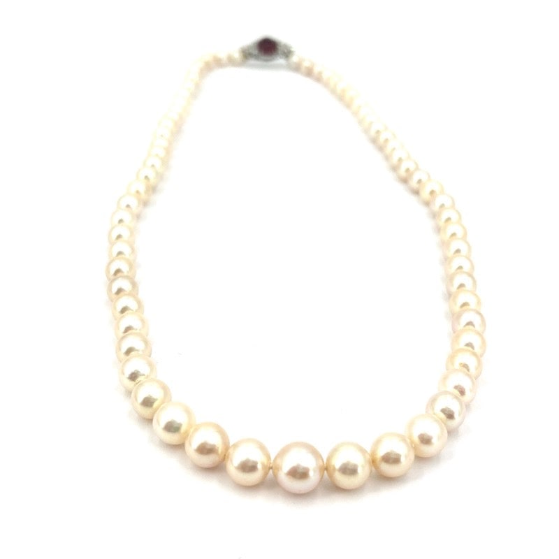 Scaled pearl necklace, white gold clasp, tourmaline and brilliants; 40.57 gr - 51 cm: A marvel of a choker necklace of beautiful scaled Akoya pearls with precious 18 kt white gold clasp with central tourmaline cabochon and side diamond triangles. A universal fairy tale at a truly unrep