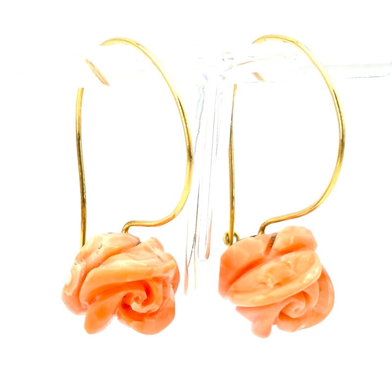 Vintage rose coral and gold vintage rose dangle earrings; 10.15 gr.: Sophisticated, artistic 18 kt yellow gold, closable, large nun pendant earrings with uneven, imperfect natural pink coral rose sculptures. A feminine, romatic evergreen in maxi variant. Our company's