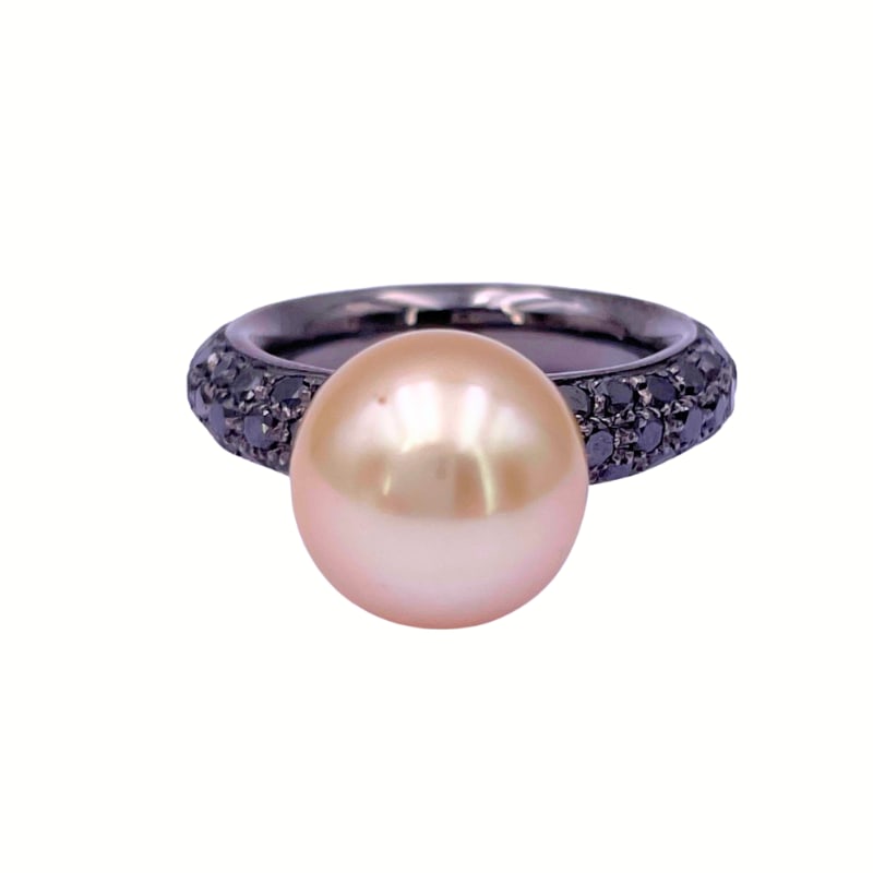 Australia yellow gold pearl ring, black gold and black diamonds ; 11.43 gr: Stunning ring with fabulous central Austaliana yellow gold pearl, studded with black diamonds on comfortable frame with clean, solid design made of 18 kt black gold. A dark fairy tale of exotic charm