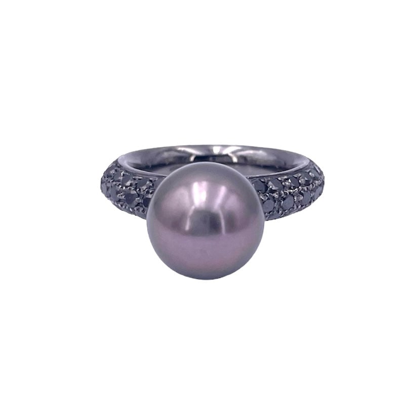 Tahiti black pearl, black gold and black brilliants ring ; 11.38 gr.: Stunning total black ring, with fabulous central Tahitian pearl, studded with black diamonds on comfortable frame with clean, solid design made of 18 kt black gold. A dark fairy tale of exotic charm w