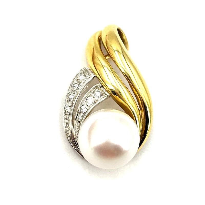 10.5 mm Japanese pearl pendant, two-tone gold and brilliants; 5.71 g: Important and very precious yellow gold pendant with extraordinarily large and beautiful Japanese maxi pearl and side brilliants on white gold. The must-have spotlight of pearl and brilliants in a pen