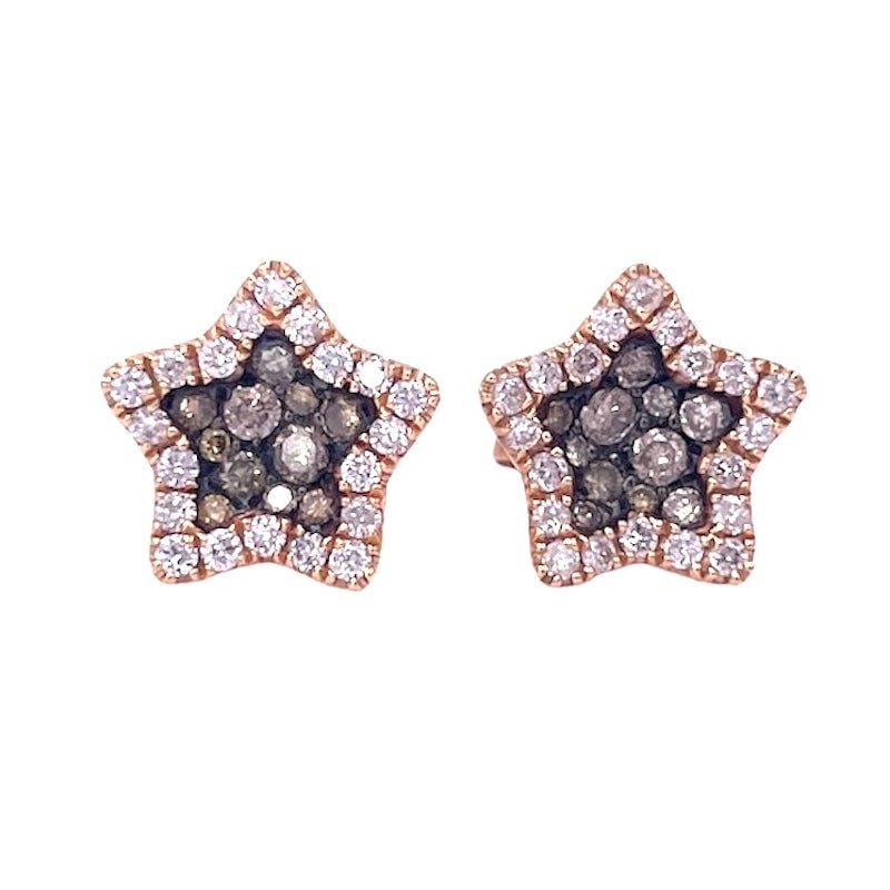 Brown and white brilliant star earrings, lobe; 2.56 gr.: A stellar occasion and super contemporary design for lovers of lobe earrings! Pivot and butterfly back, for these star stud earrings with brown and white diamonds, made of 18 kt rose gold. A fashionab